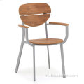 Table de bois et chaises en plastique Tables extérieures
